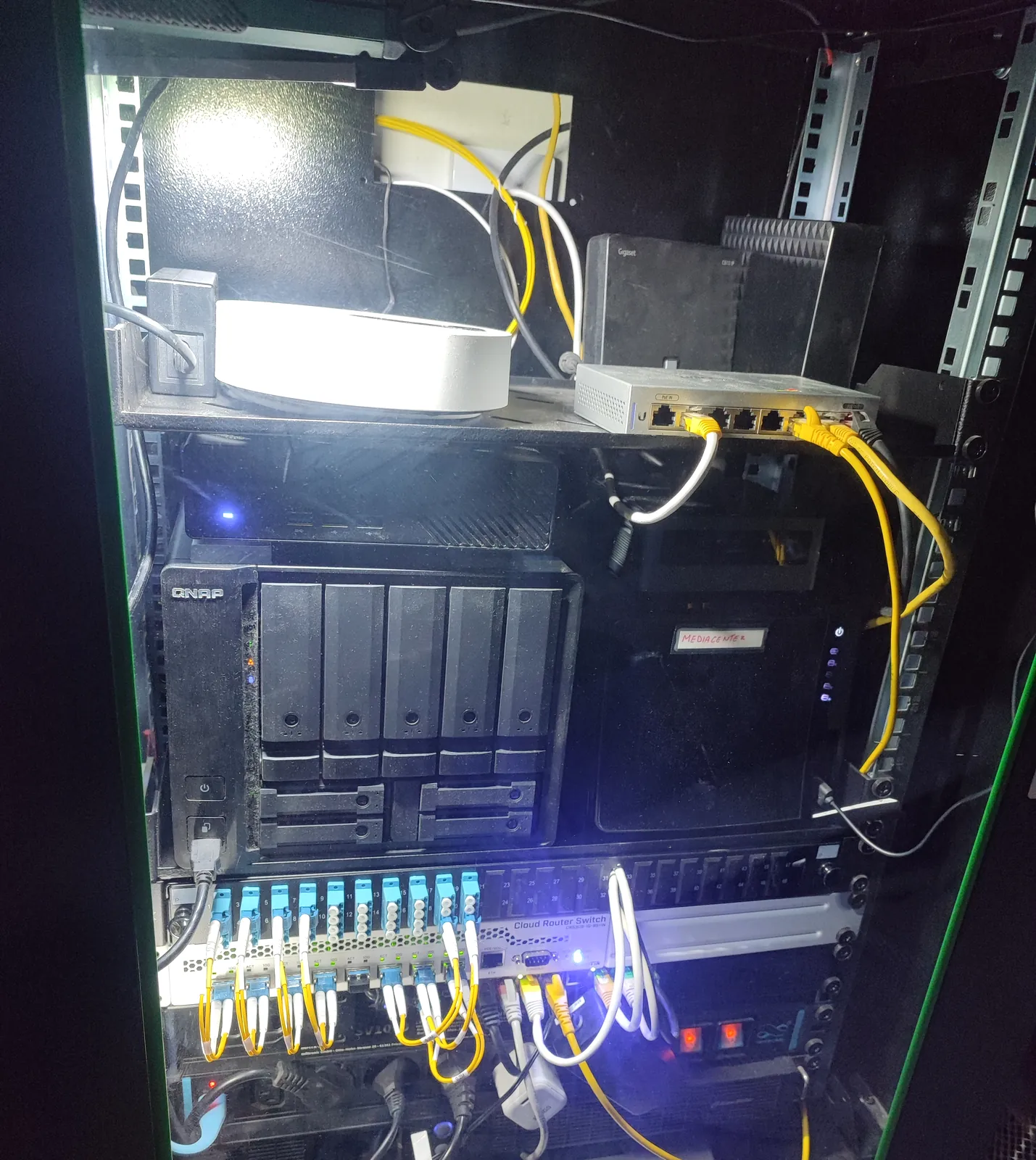 L'armadio rack con lo switch e la fibra